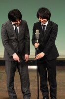 漫才師さながらにセンターマイクの高さを合わせるトップリード。