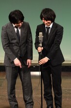 漫才師さながらにセンターマイクの高さを合わせるトップリード。