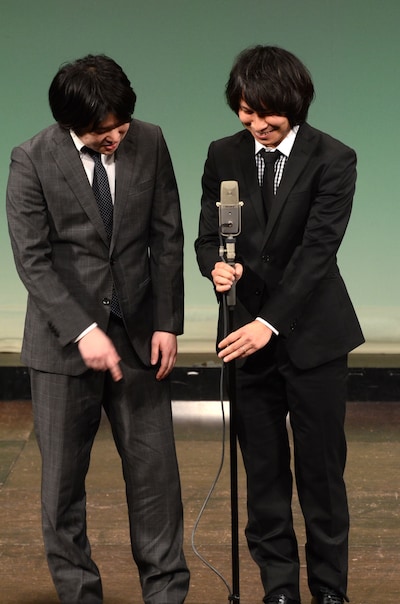 漫才師さながらにセンターマイクの高さを合わせるトップリード。