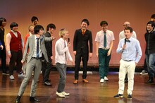 エンディングで「コントの入り」を披露してみせるマシンガンズ西堀（右端）。