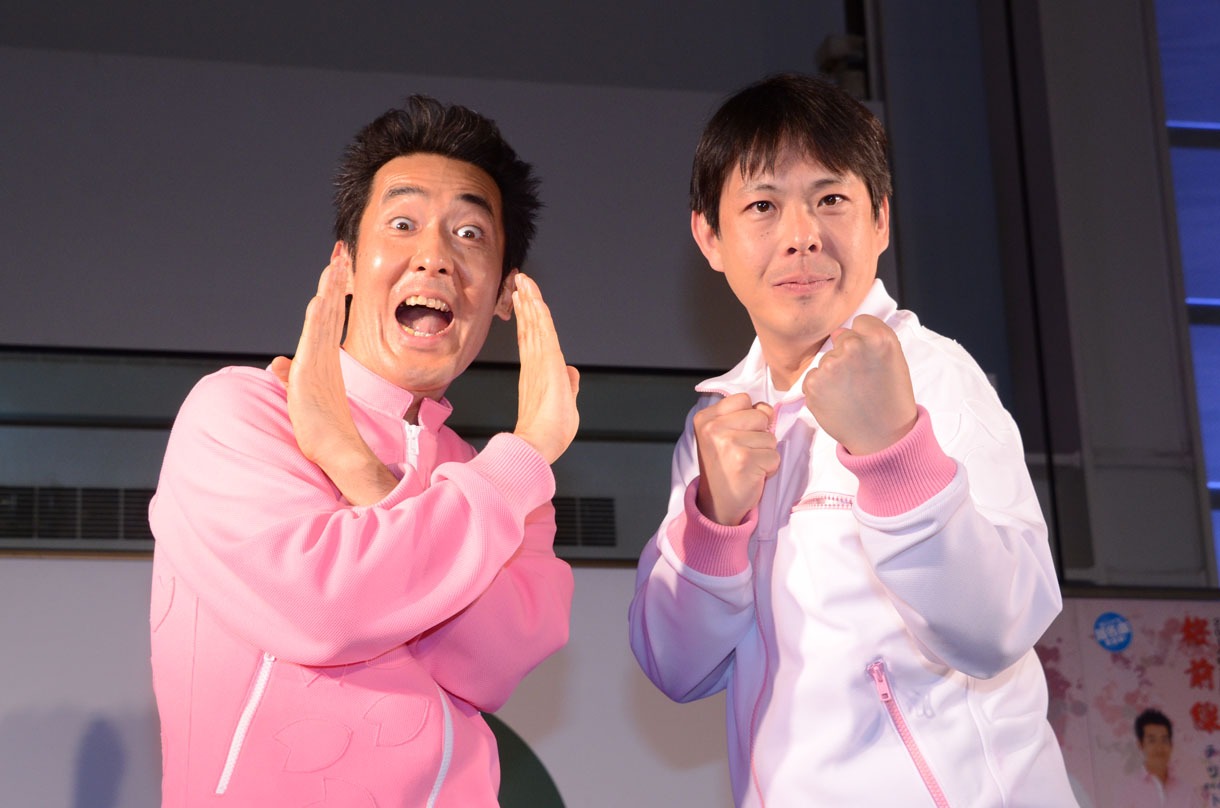 シングル「桜前線」発売記念イベントを開催したテツandトモ。