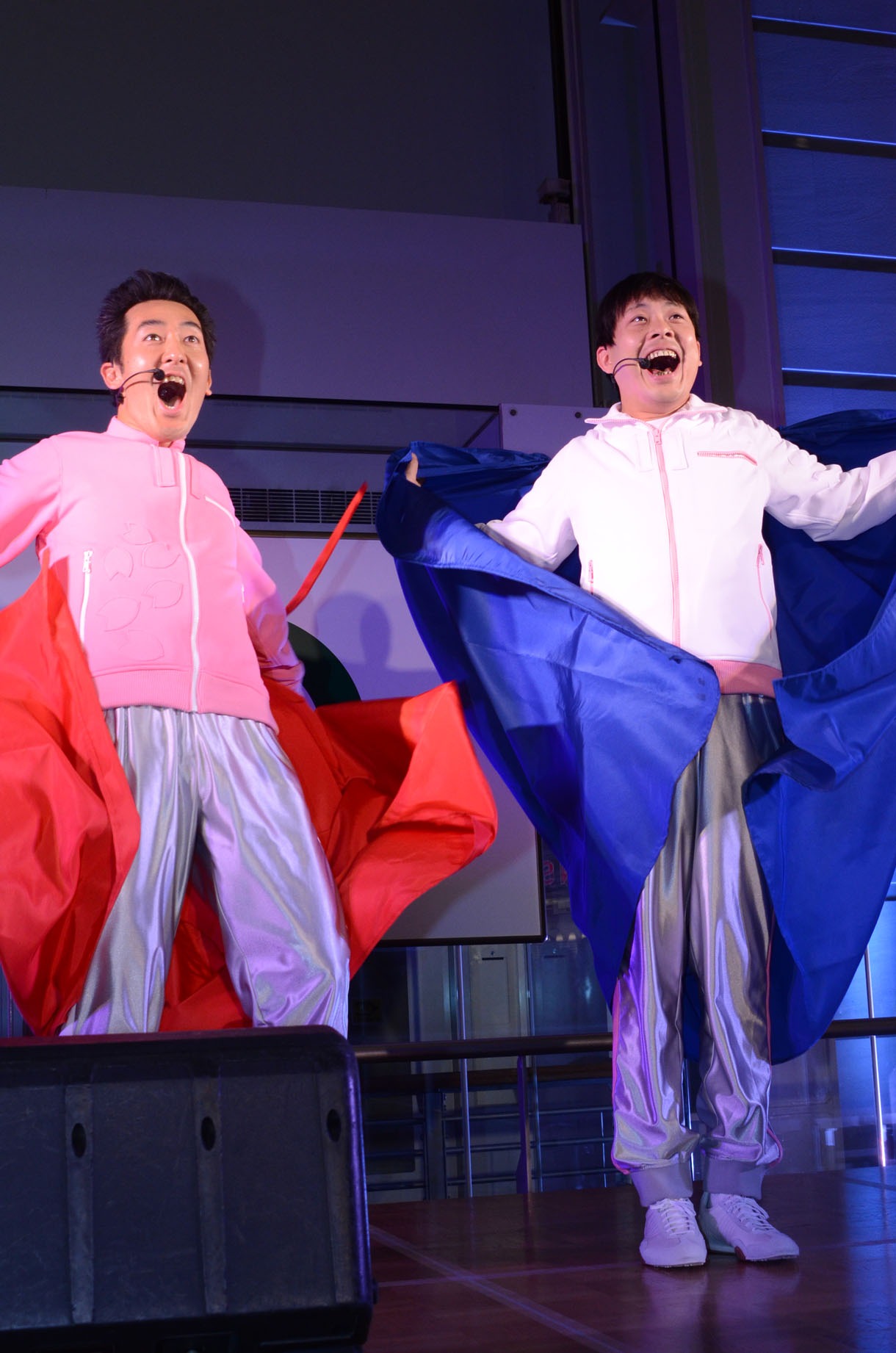 新衣装をお披露目するテツandトモ。