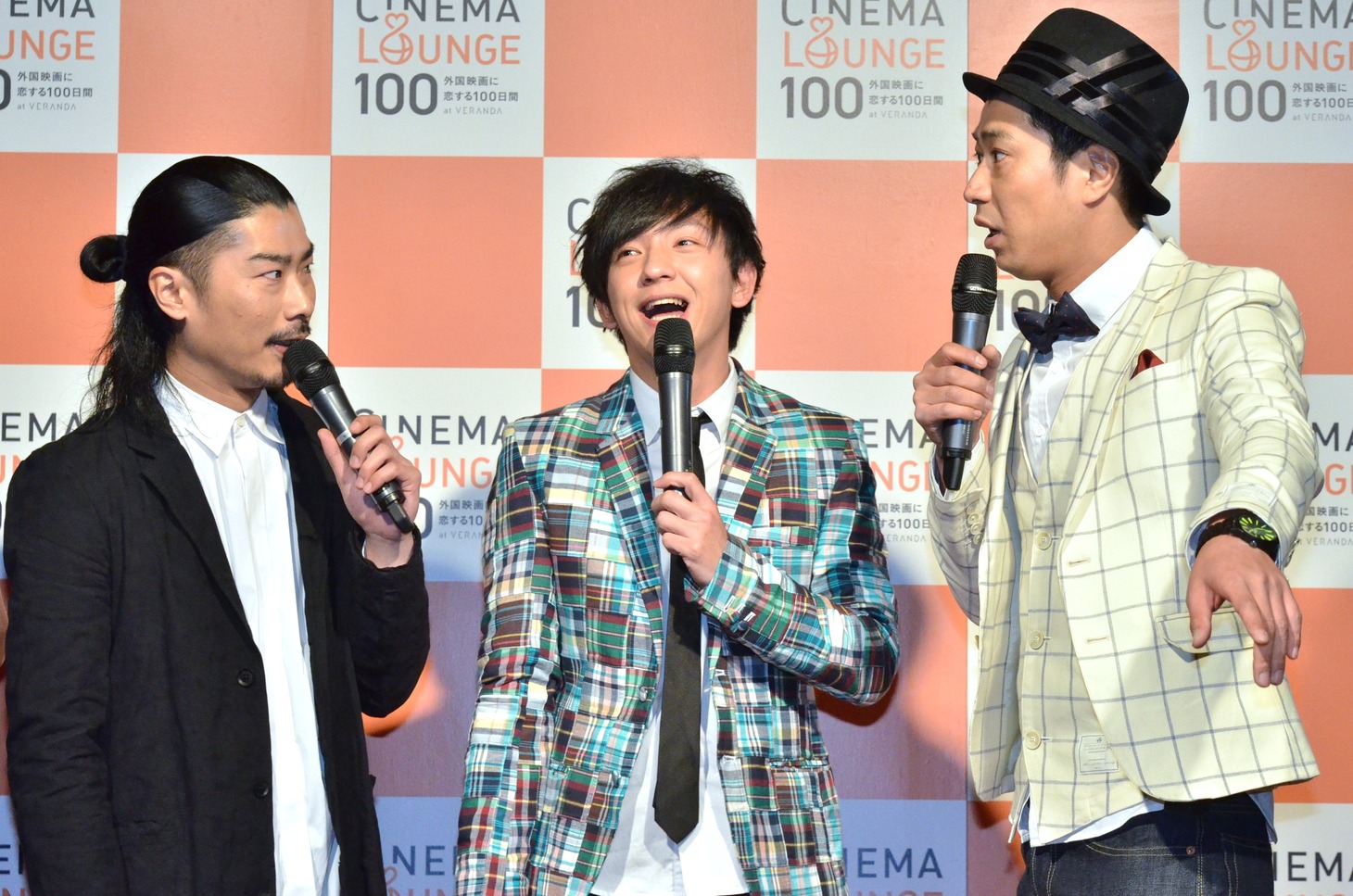 パンサー。ラウンジのある店舗は、以前尾形（右端）が「ロンドンハーツ」でドッキリを仕掛けられた場所だという。