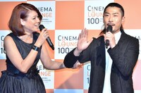 LiLiCoから好意を寄せられる菅（右）。