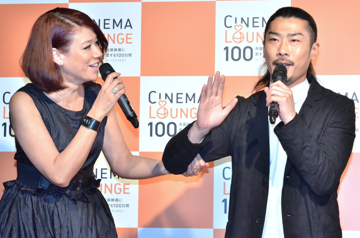 LiLiCoから好意を寄せられる菅（右）。