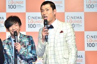 帽子を脱いで「サンキュー！ 一休！」といったギャグを披露する尾形（中央）。