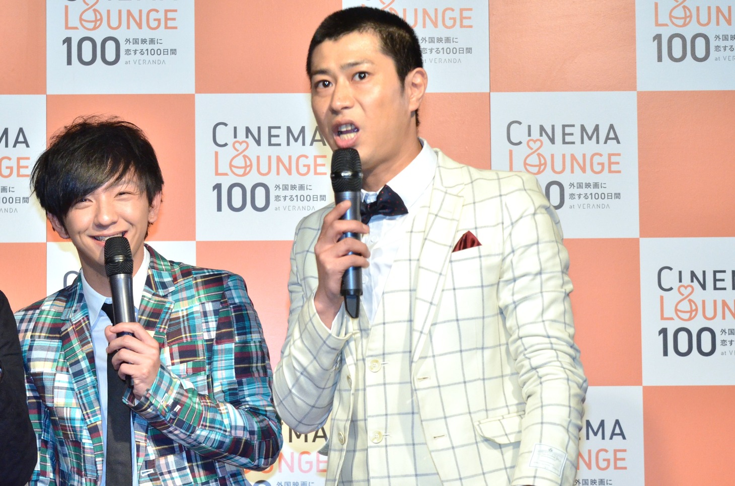 帽子を脱いで「サンキュー！ 一休！」といったギャグを披露する尾形（中央）。