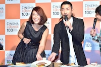 同じメニューを手に写真撮影に応じる（左から）LiLiCoと菅。