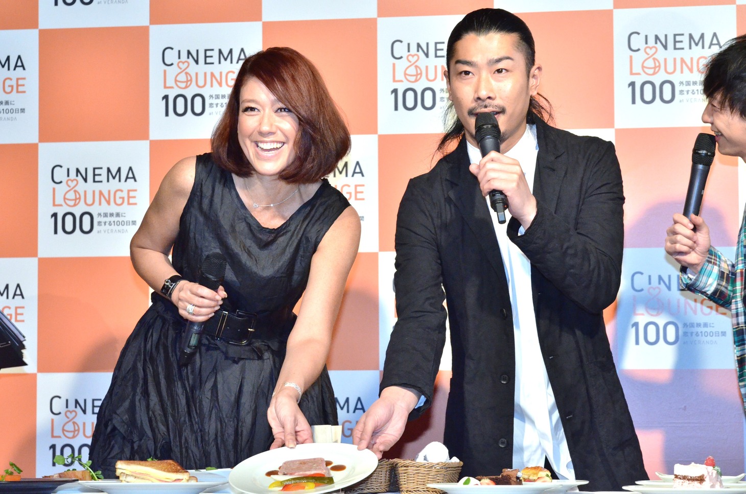 同じメニューを手に写真撮影に応じる（左から）LiLiCoと菅。