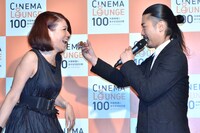 LiLiCoに（左）にケーキを食べさせる菅。このあと菅はケーキをLiLiCoの鼻に付けたり、鼻の穴に指を突っ込んだり、といった行動で会場を沸かせた。