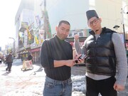 漫才の勉強のため、漫才協会の漫才師が集う浅草東洋館を訪れたジョブズとメンディーことレイザーラモン。