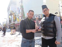 漫才の勉強のため、漫才協会の漫才師が集う浅草東洋館を訪れたジョブズとメンディーことレイザーラモン。