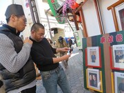 東洋館のラインナップをチェックするジョブズとメンディー。しかしこの後、右手にある入口ではなく、左手にある演芸ホールの入口へ。