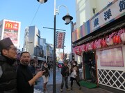 東洋館と演芸ホールが隣り合わせだったことに初めて気づいたジョブズとメンディー。