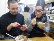 浅草名物を味わうジョブズとメンディー。