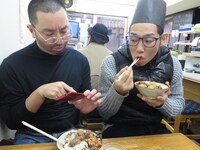 浅草名物を味わうジョブズとメンディー。