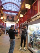 浅草で記念写真を撮るジョブズとメンディー。