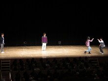 観客と即興コントをするインスタントジョンソン。