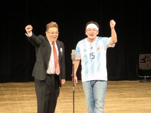 サンドウィッチマンのブリッジ「はい！町田！」ポーズ。