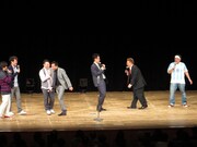 ショートコントが失敗し舞台を去ろうとする塙。