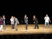 ショートコントが失敗し舞台を去ろうとする塙。