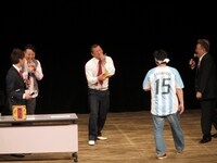 異常に脇が弱く何度も伊達にくすぐられる益子。