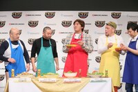 「ごちそうマジック」の発売記念イベントの様子。