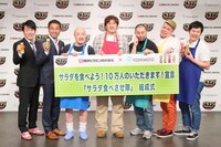 「ごちそうマジック」の発売記念イベント後のフォトセッションの様子。（左から）ペナルティ、くまだまさし、石井一久、レイザーラモンRG、野性爆弾・川島、アームストロング安村。