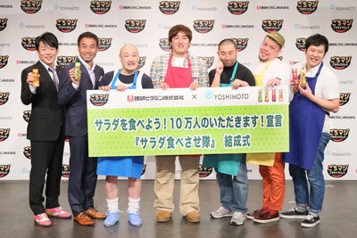 「ごちそうマジック」の発売記念イベント後のフォトセッションの様子。（左から）ペナルティ、くまだまさし、石井一久、レイザーラモンRG、野性爆弾・川島、アームストロング安村。