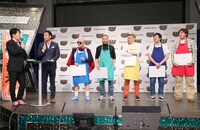 「ごちそうマジック」の発売記念イベントの様子。