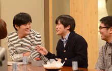 「ゴッドタン」で女友達を吟味するバカリズム（中央）。