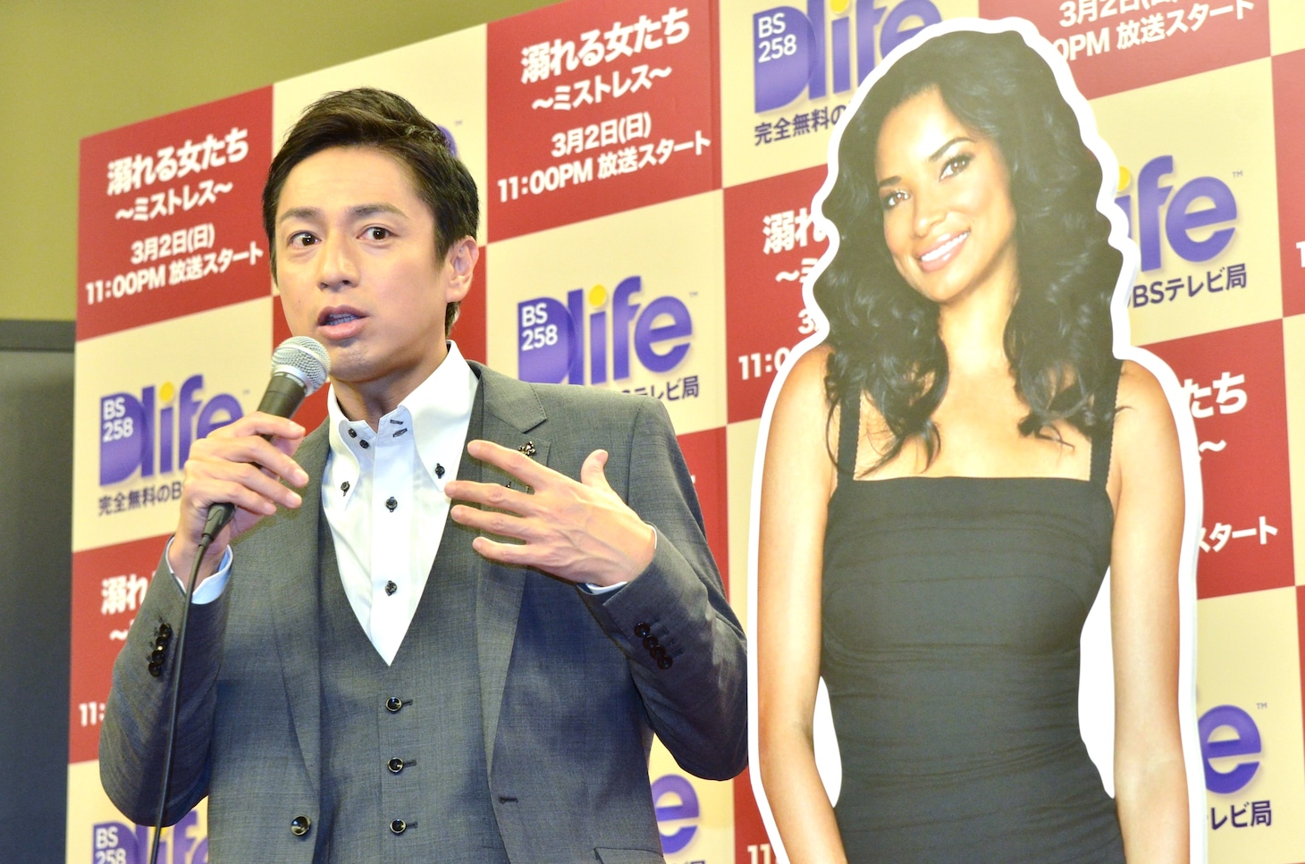 ドラマに出演するキャストのパネルと、チュートリアル徳井。