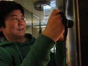 村本が間違いを犯さないように監視する中川。