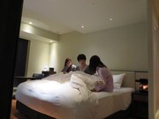 村本の添い寝に大喜びする落札者。