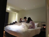 村本の添い寝に大喜びする落札者。