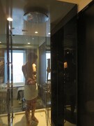 監視に飽きて、上から落ちて来るシャワーに夢中になる中川。