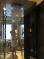 監視に飽きて、上から落ちて来るシャワーに夢中になる中川。