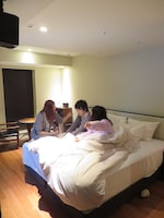 別れを惜しむ女性陣に、人生について熱く語る村本。