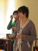 お気に入りのパジャマで落札者を出迎えた村本と、お目付け役の相方・中川