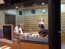 収録中のあばれる君。