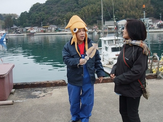ダイオウイカの取材を行うナインティ岡村（左）。(c)日本テレビ