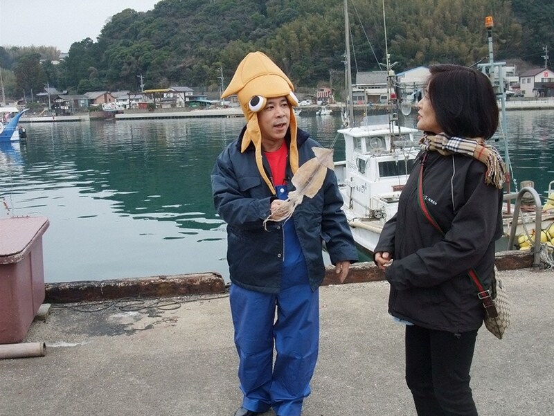 ダイオウイカの取材を行うナインティ岡村（左）。(c)日本テレビ
