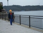 ダイオウイカの取材を行うナインティ岡村。(c)日本テレビ