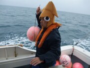 ダイオウイカの取材を行うナインティ岡村。(c)日本テレビ