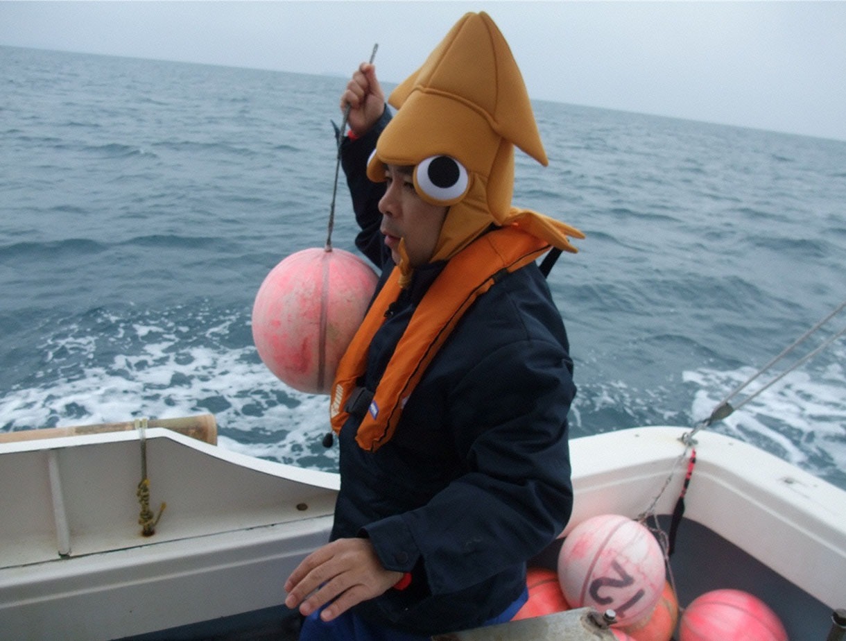 ダイオウイカの取材を行うナインティ岡村。(c)日本テレビ