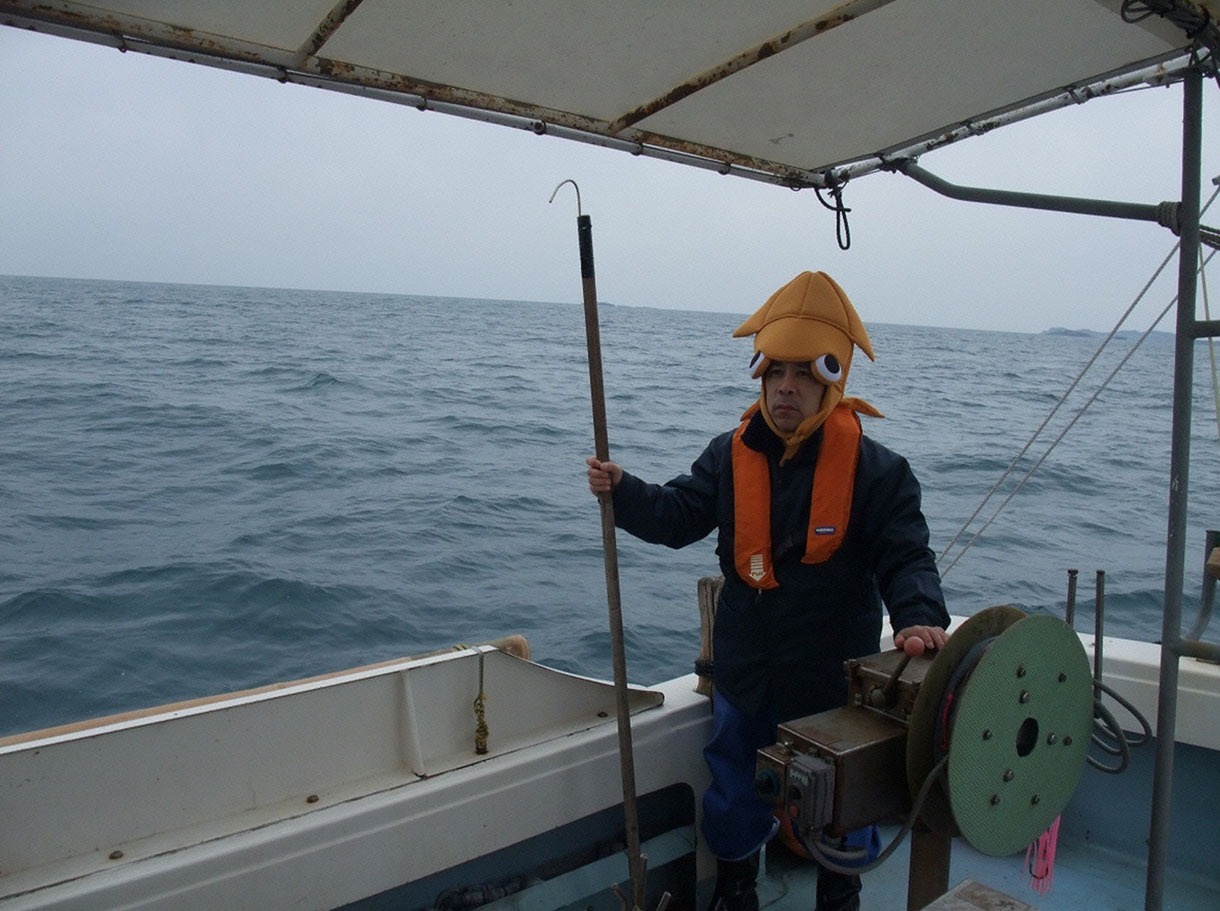 ダイオウイカの取材を行うナインティ岡村。(c)日本テレビ