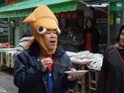 ダイオウイカの取材を行うナインティ岡村。(c)日本テレビ