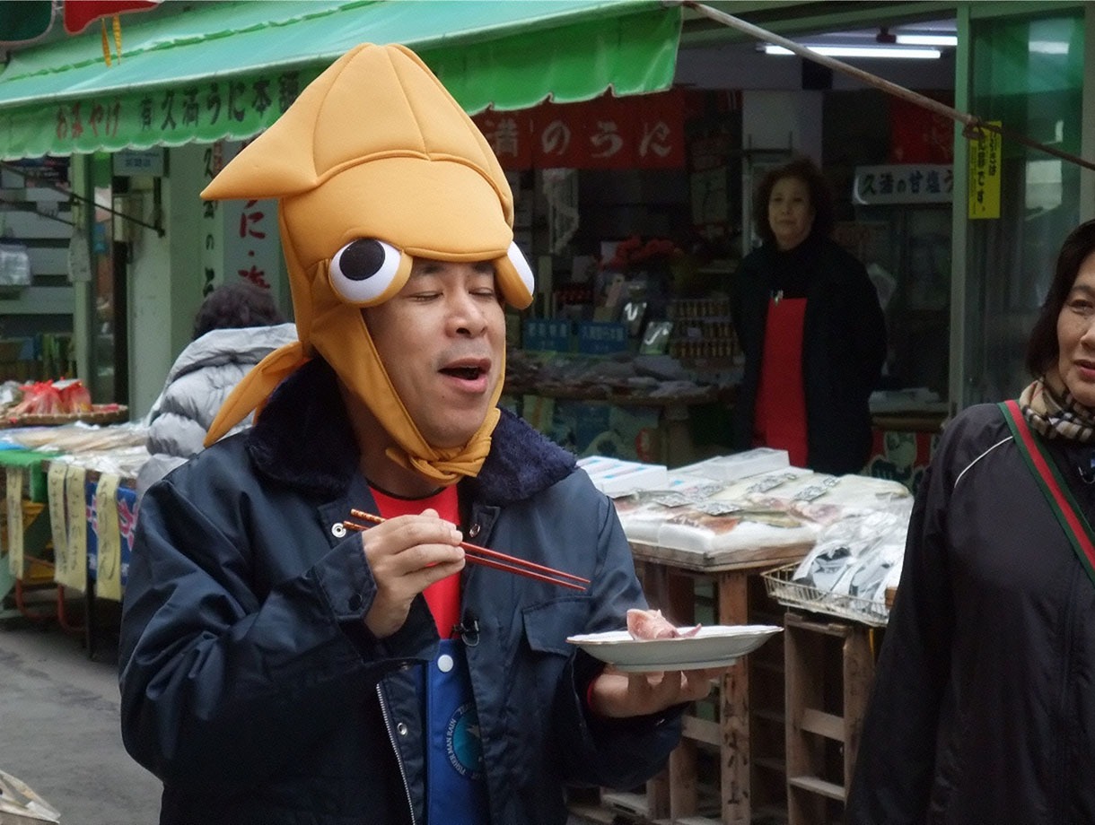ダイオウイカの取材を行うナインティ岡村。(c)日本テレビ