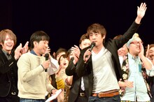 MCを務めるフルーツポンチ（手前）。