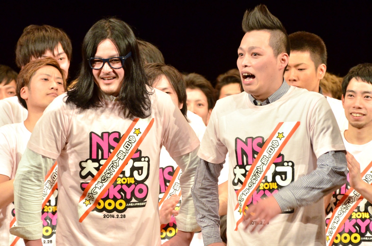 優勝が発表された直後のフルフロンタル（手前）。